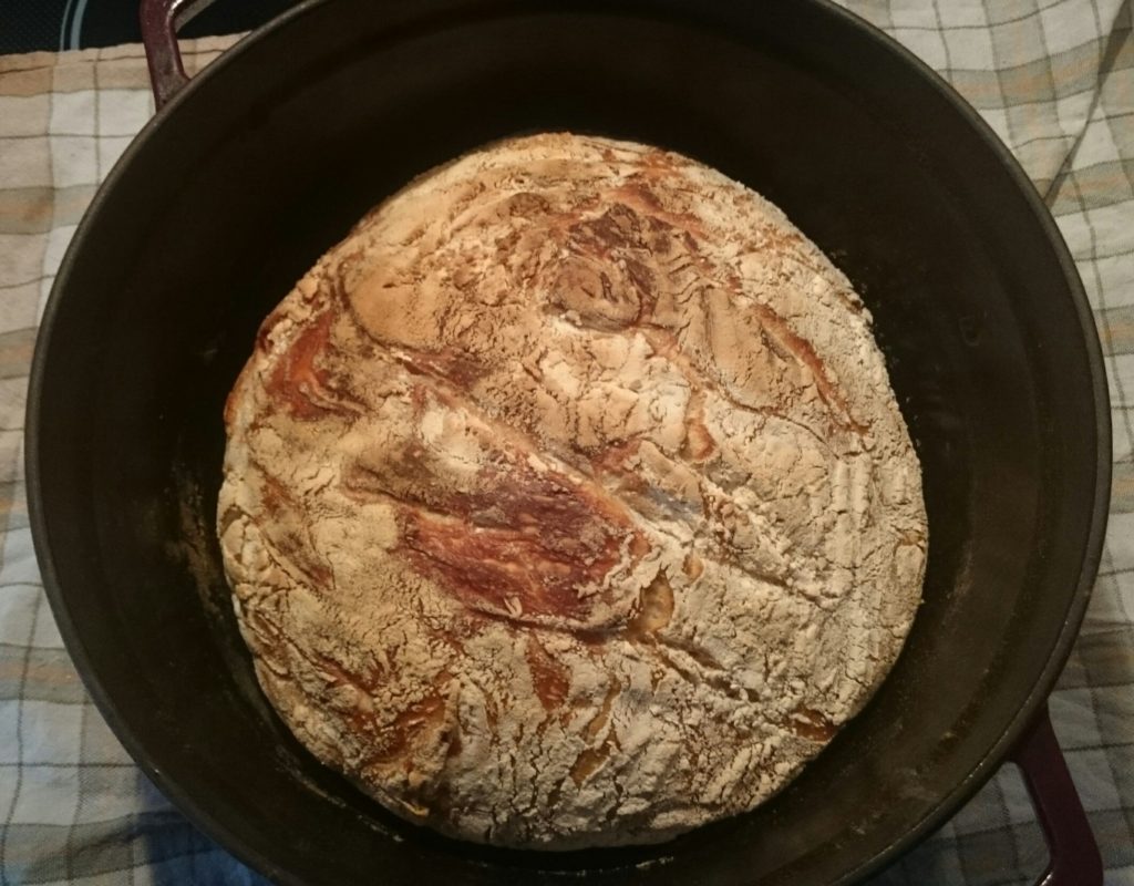 Krustenbrot aus dem Topf: Das fertige Brot im Topf