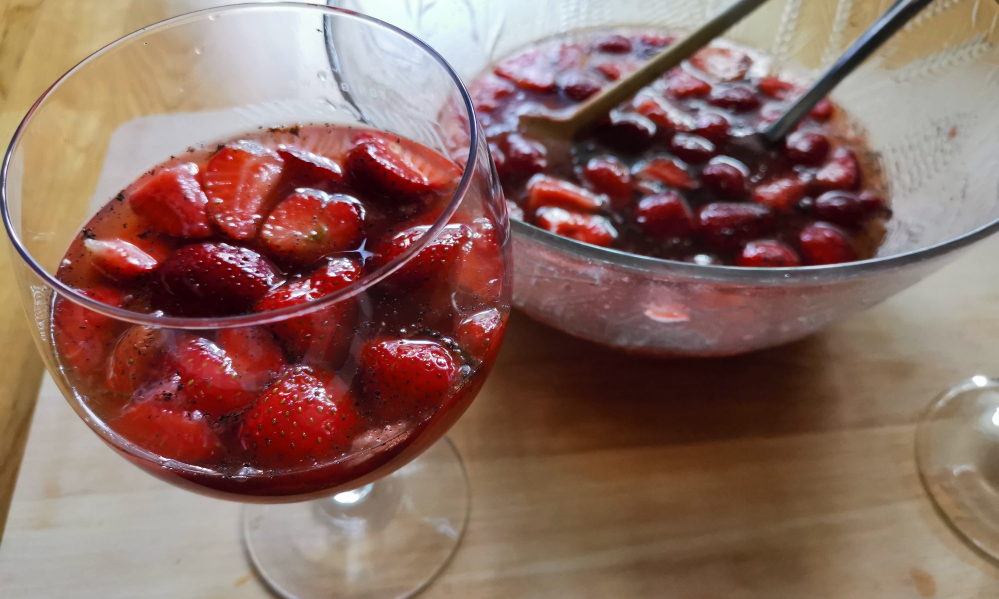 Erdbeer-Rharbarberbowle mit frischen Erdbeeren - Bluis Kochwelt