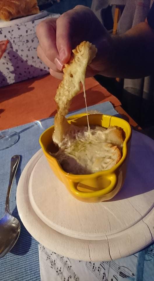 Französische Zwiebelsuppe mit Brot und Käse